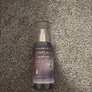 Bath & Body Works Snowflakes & Cashmere Mist - Purple and Gold